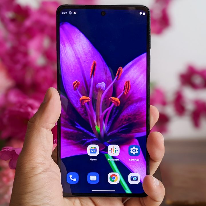 The 6.7-inch Full HD+ display on the Motorola Edge Plus (2022) uses pOLED technology.