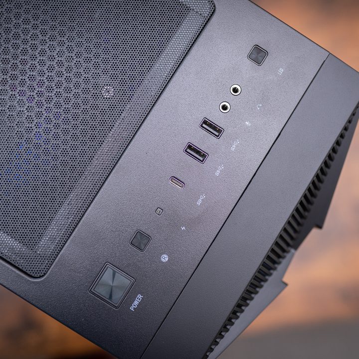 The front panel ports on the MSI Aegis RS 12.