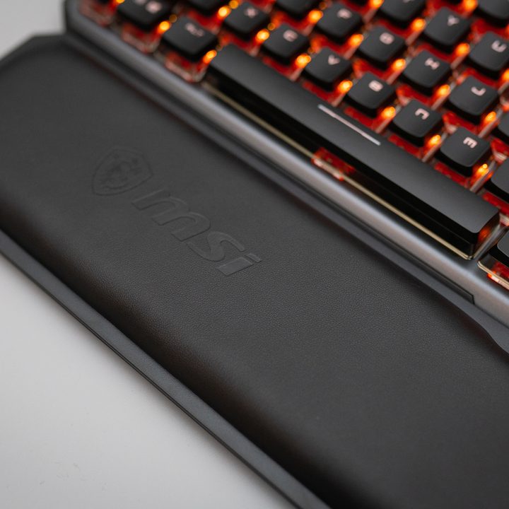 The wrist rest on the MSI Vigor GK71 Sonic does not attach to the keyboard.