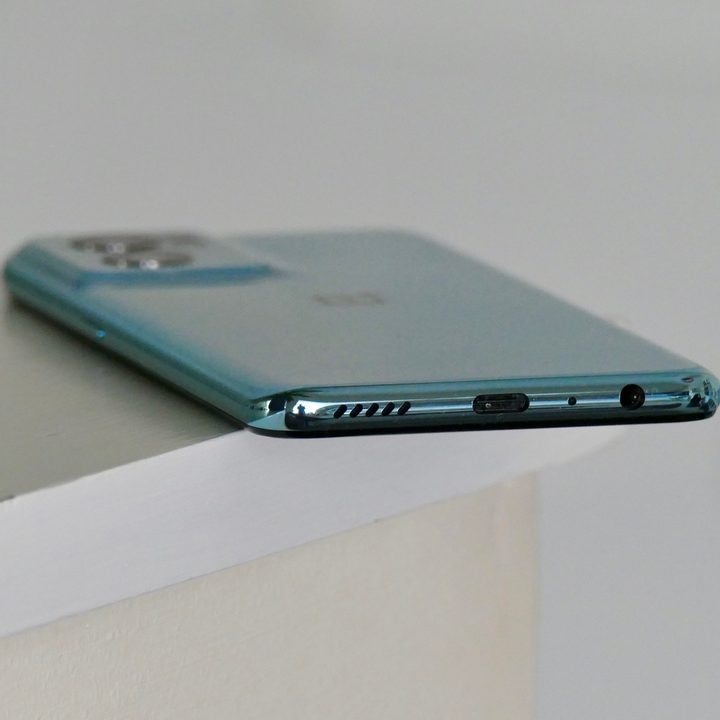 OnePlus Nord CE 2 5G charging port.