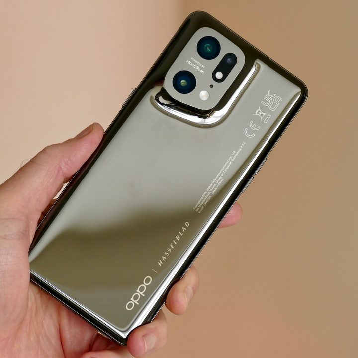 The Oppo Find X5 Pro is made from ceramic and metal.