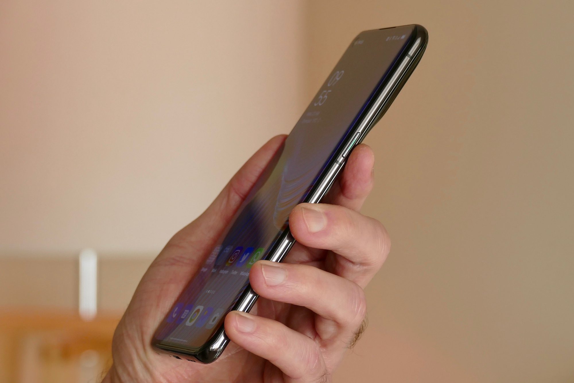 Oppo Find X5 Pro seen from the side.