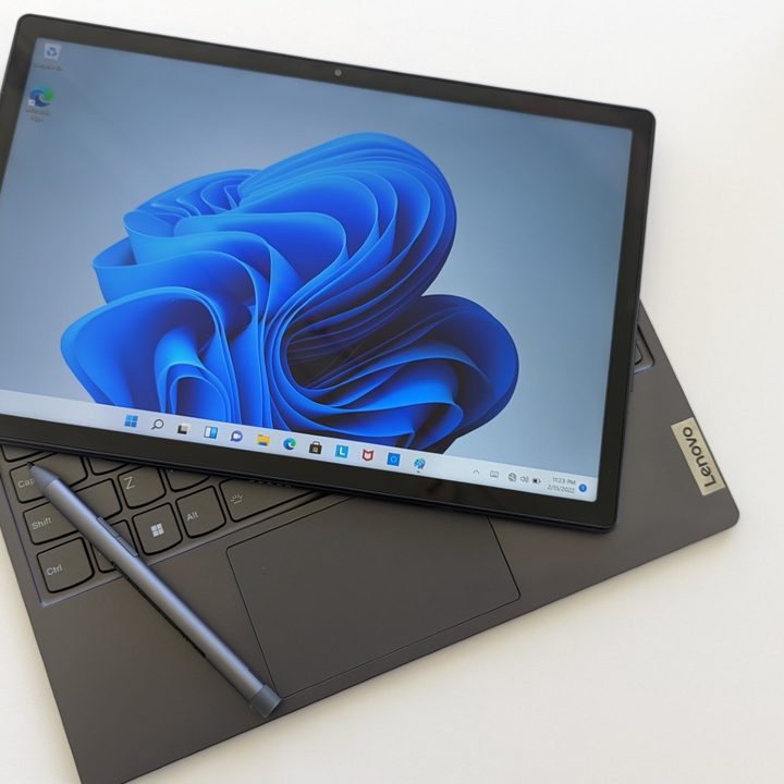 The IdeadPad Duet 5i with the screen detached.
