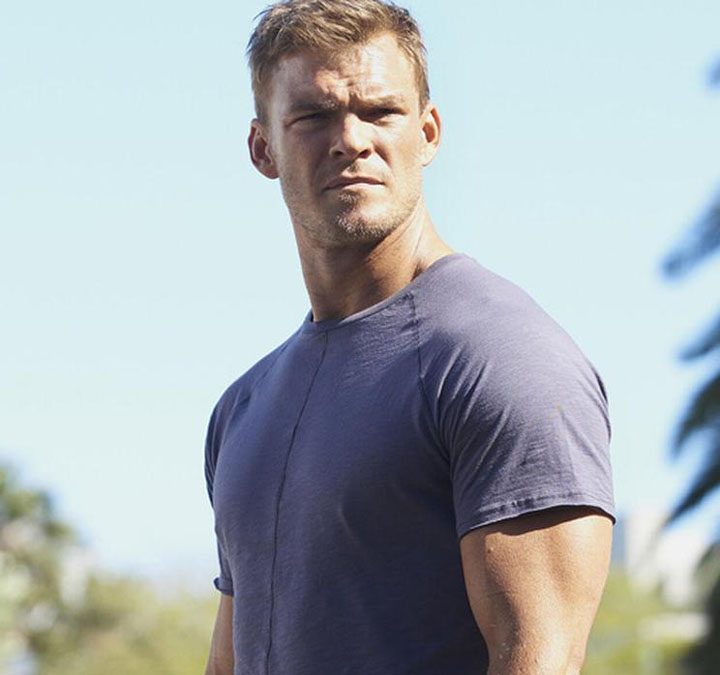 Alan Ritchson in Reacher.