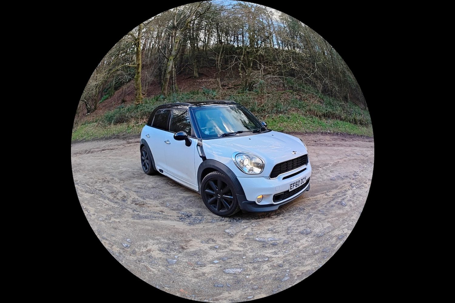 Realme GT 2 Pro wide angle photo of a car.
