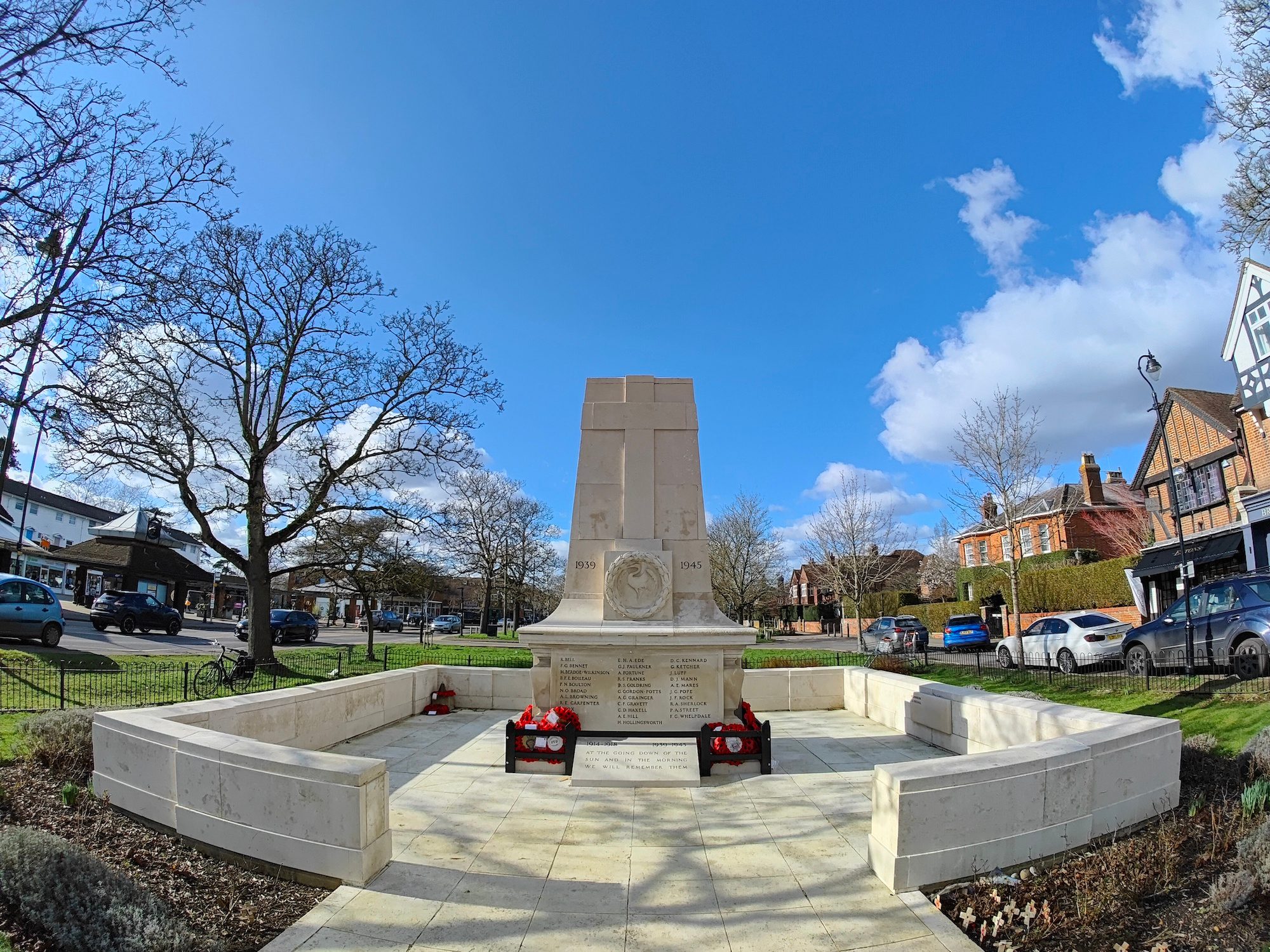 Realme GT 2 Pro wide angle photo of a monument.