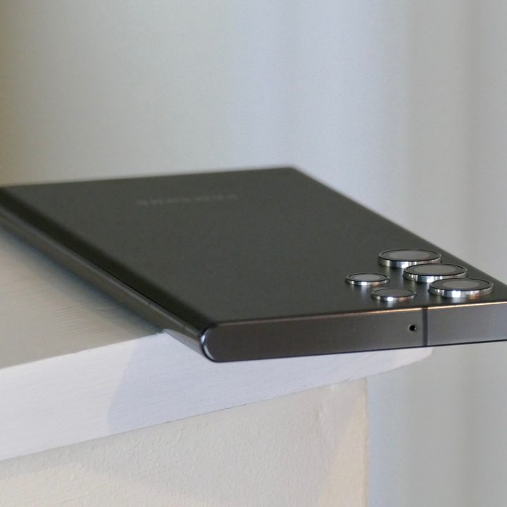 The camera lenses on the Samsung Galaxy S22 Ultra.