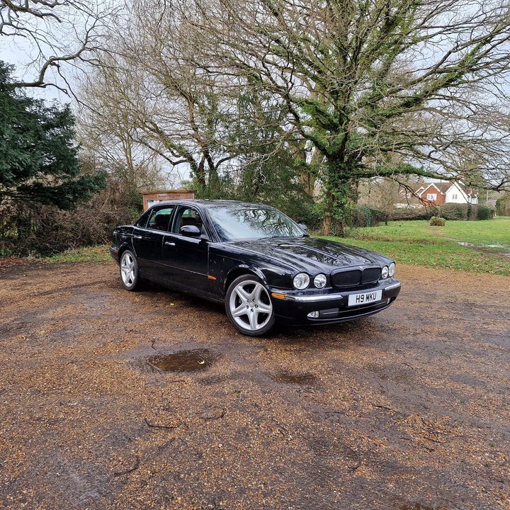 Samsung Galaxy S22 Ultra photo of a car.