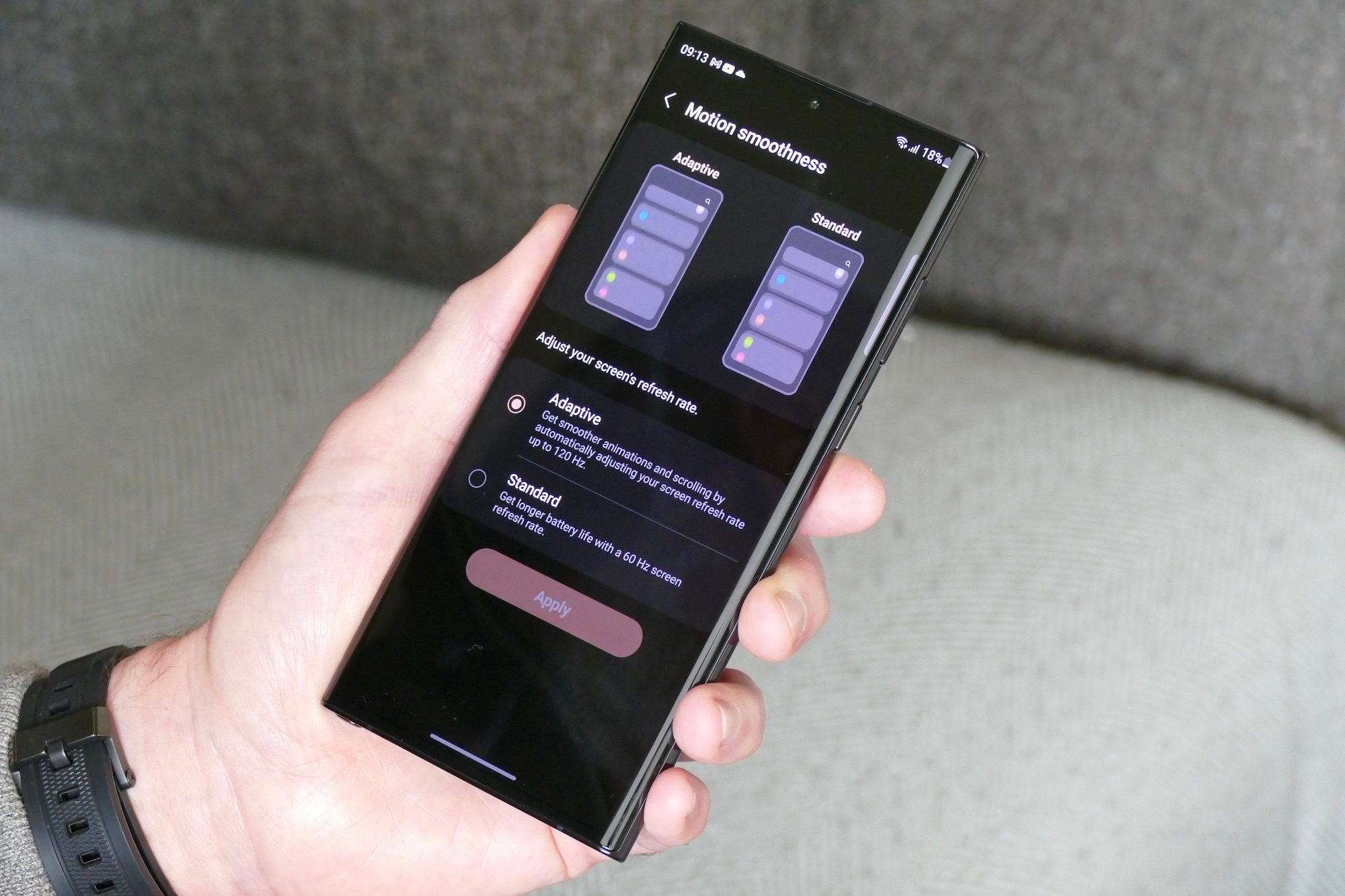 Screen refresh rate settings on the Galaxy S22 Ultra.