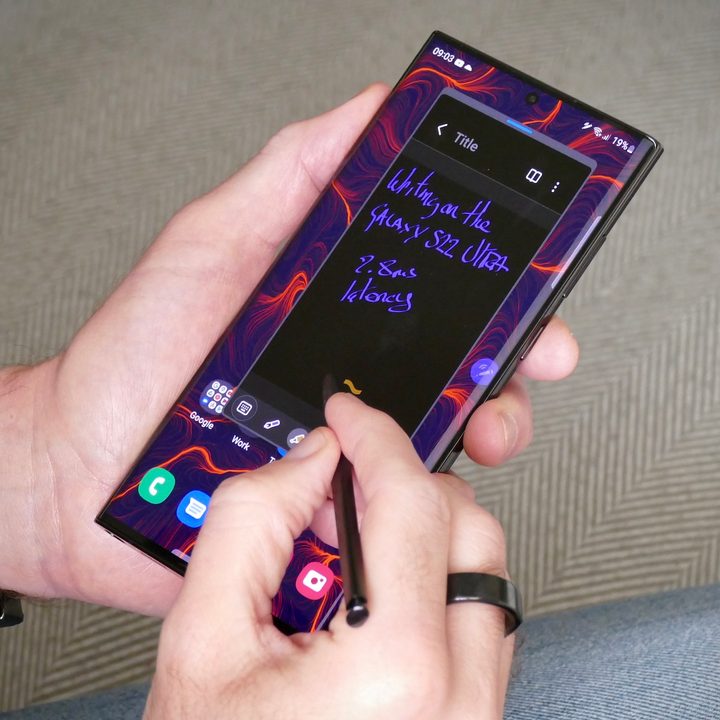 Using the S Pen on the Galaxy S22 Ultra.