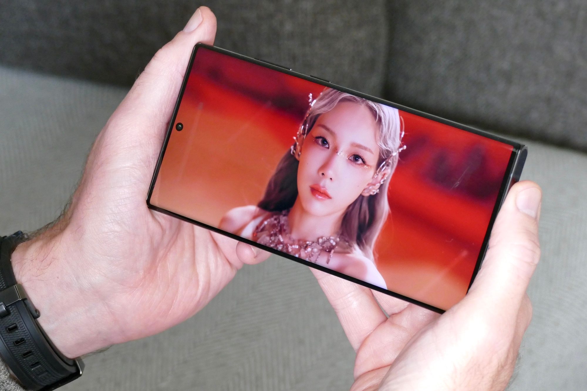 Watching video on the Galaxy S22 Ultra.