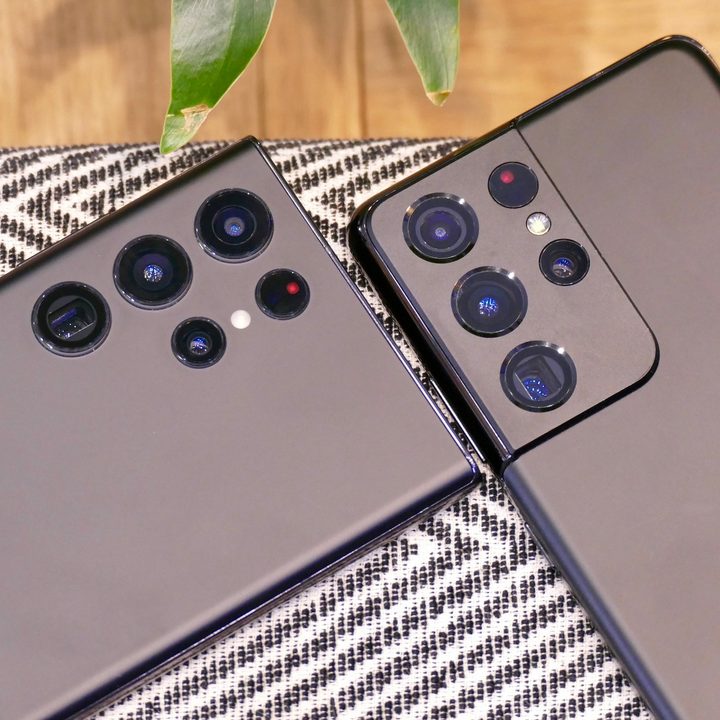 Galaxy S22 Ultra and S21 Ultra camera modules.