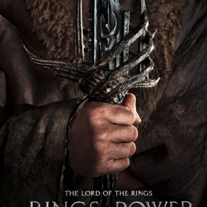 A hand holds a broken blade in The Rings of Power.