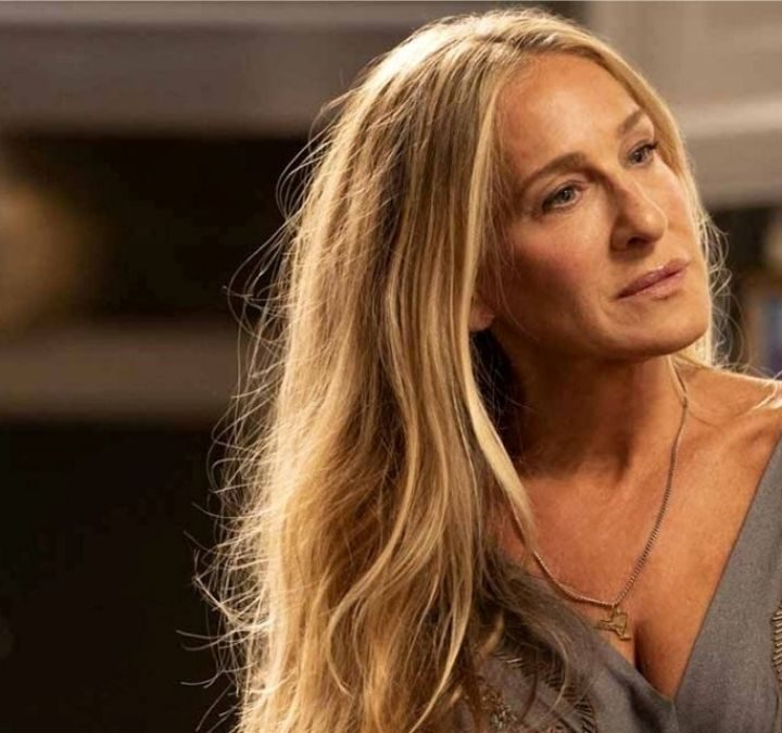 Carrie leaning against a wall and looking up in ...And Just Like That.