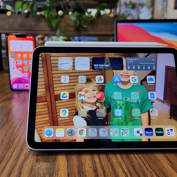 iPad Air 5 alongside the iPhone and MacBook.