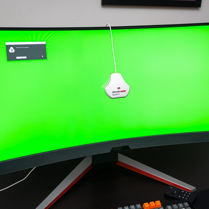The SpyderX calibration tool on top of the BenQ EX3410R.