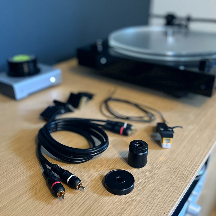 The Fluance RT85N turntable's cables and components.