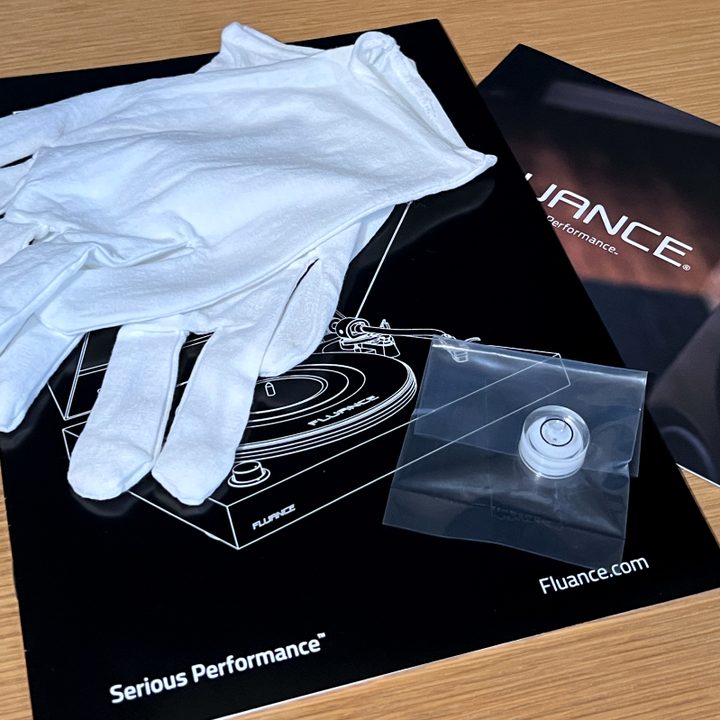 White golves and bubble level included with the Fluance RT85N turntable.