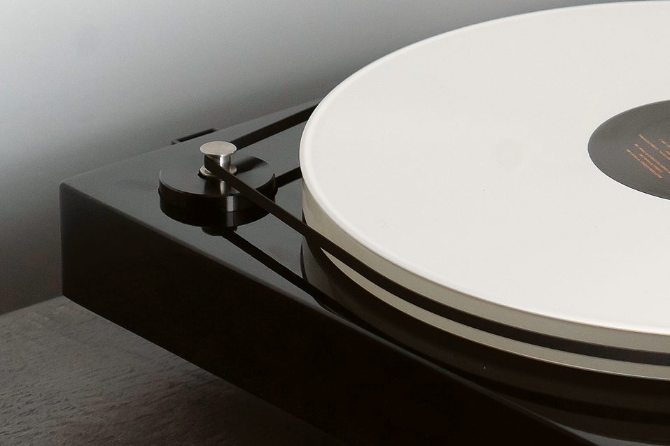 The Fluance RT85N's belt-driven spindle.
