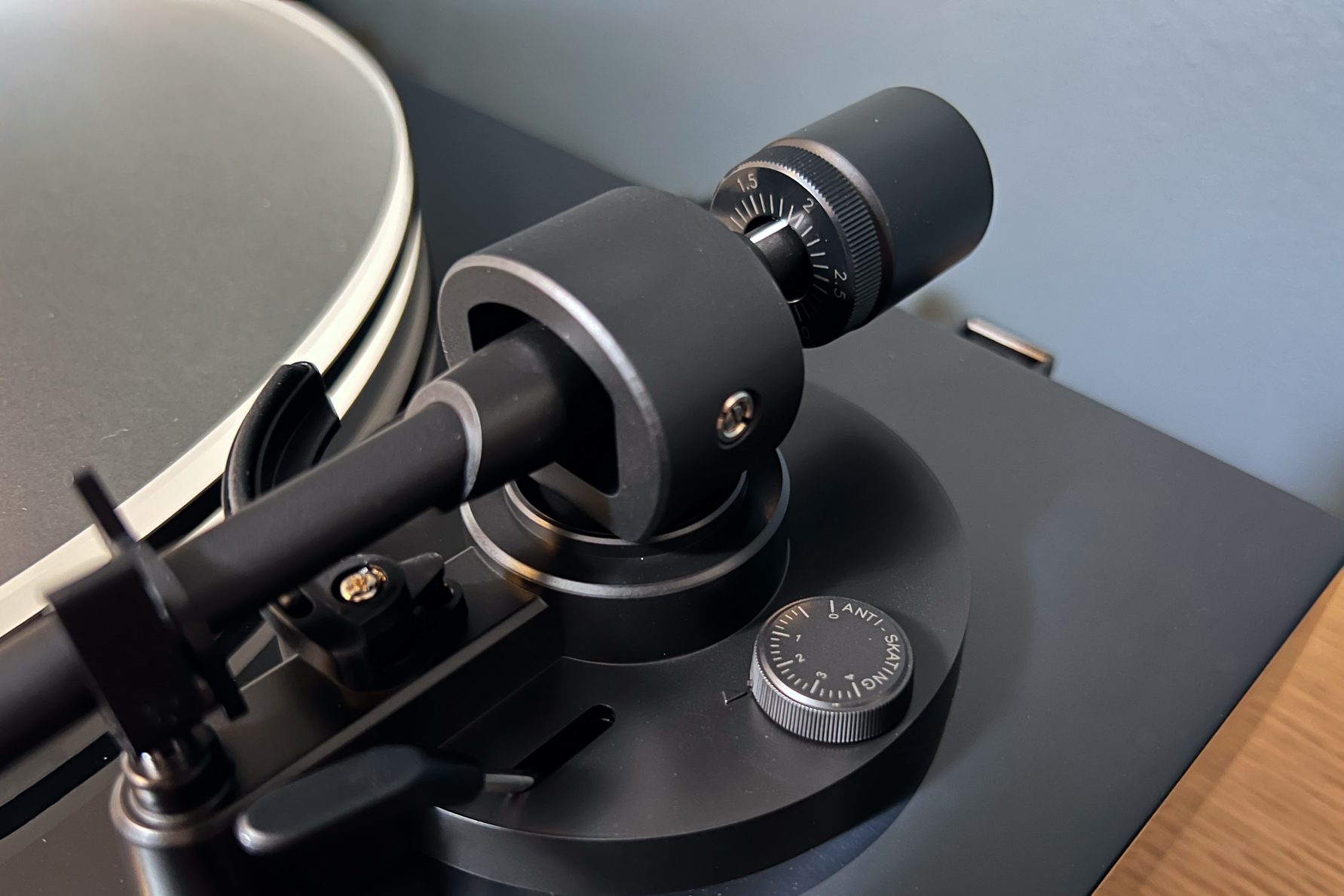 The anti-skate dial and counterweight of the Fluance RT85N turntable.