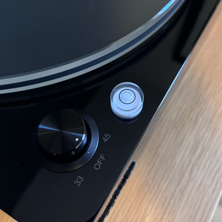 The Fluance RT85N's east-to-use RPM speed dial.