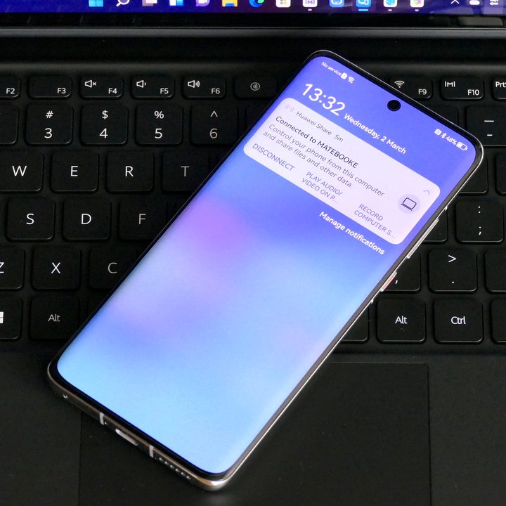 Huawei P50 Pro connected to MateBook E.