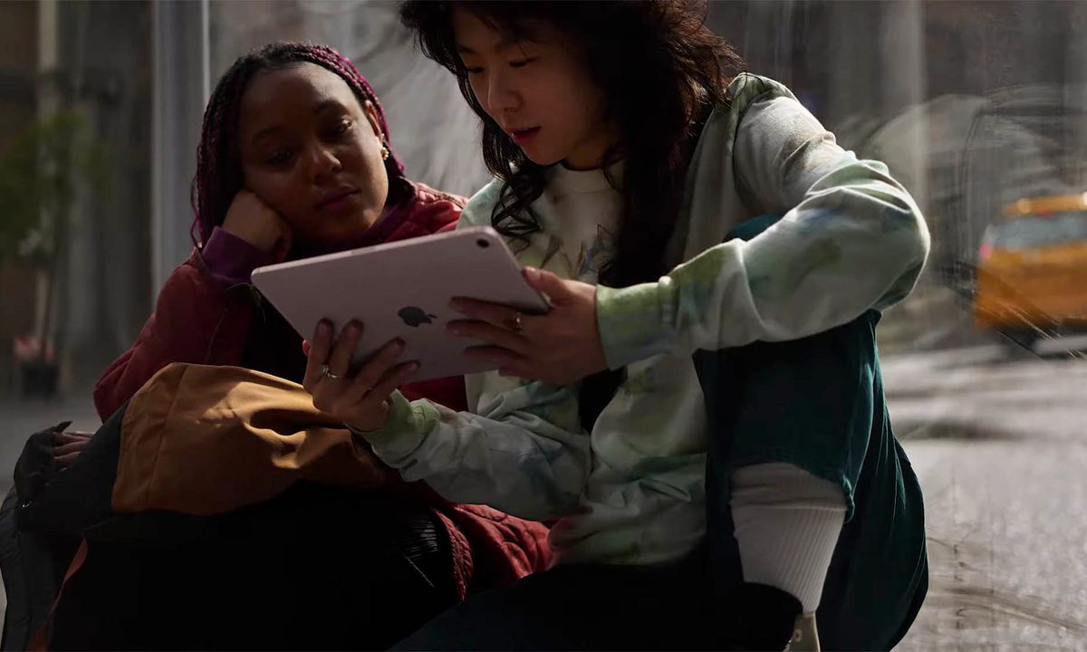 iPad Air 2022 lifestyle image with kid using tablet.