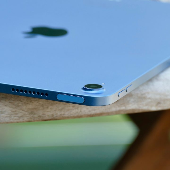 Camera module on the iPad Air 5.