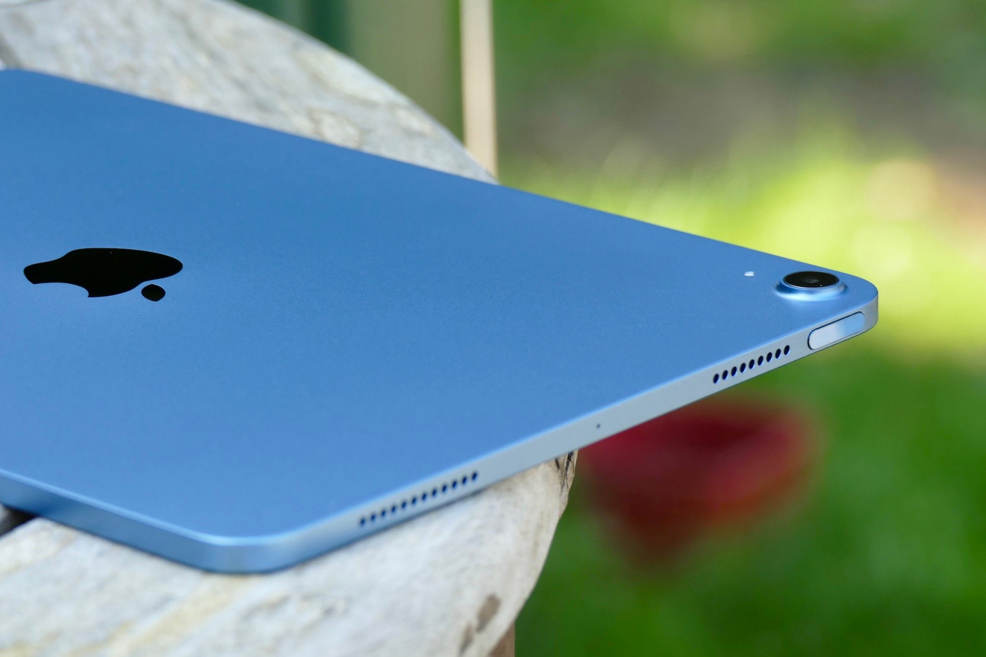 Speakers and top edge of the iPad Air 5.
