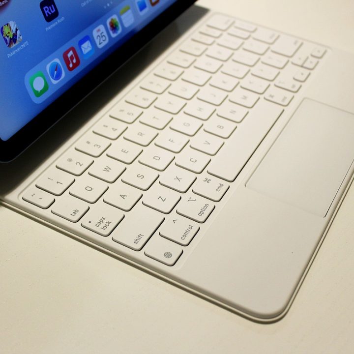 The white keyboard of the Magic Keyboard and iPad Air.