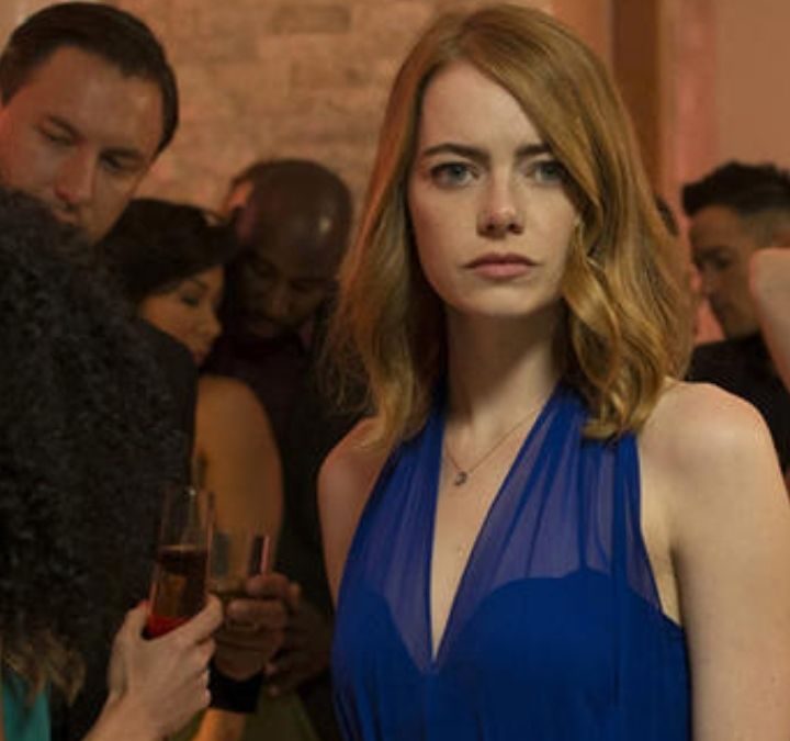 Mia looking confused at a party in La La Land.