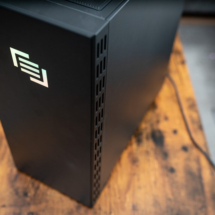 Front intake filter on the Maingear Vybe.