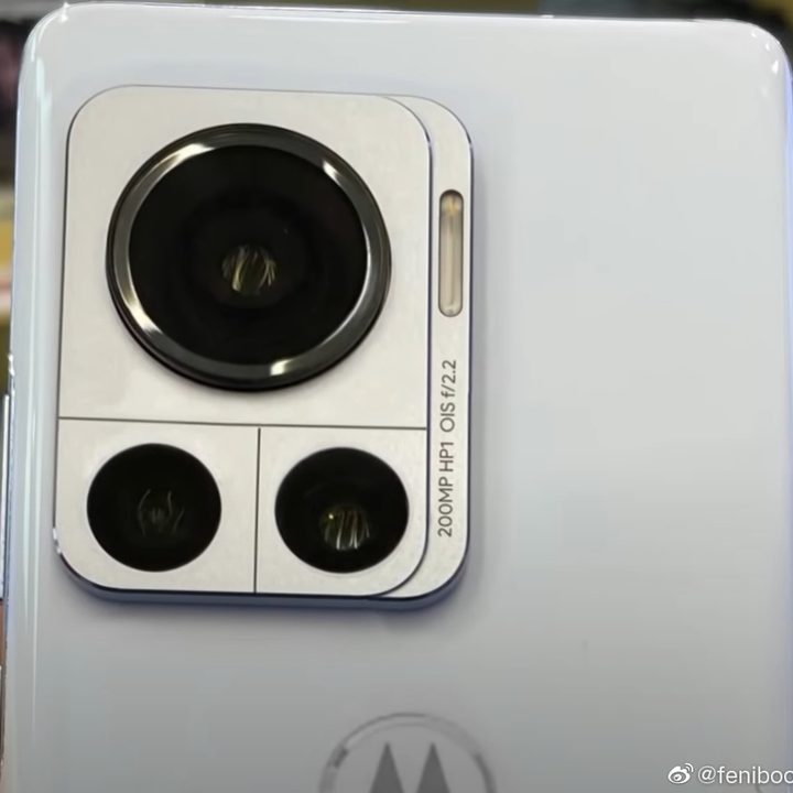 A close-up f the Motorola Frontier 22's large circular lens in a square housing.
