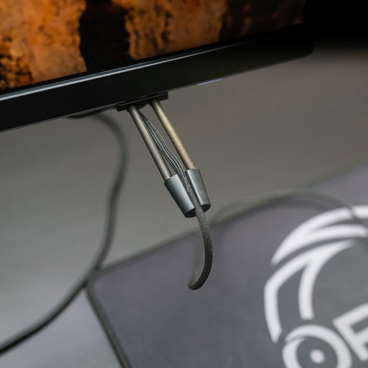 The mouse bungie plugged into the MSI MPG 32 QD gaming monitor.