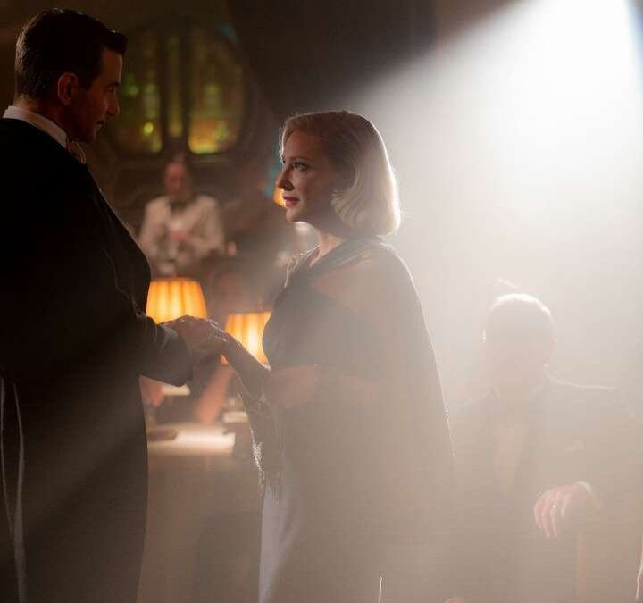 Stan greets Lilith at the club as Molly watches in Nightmare Alley.