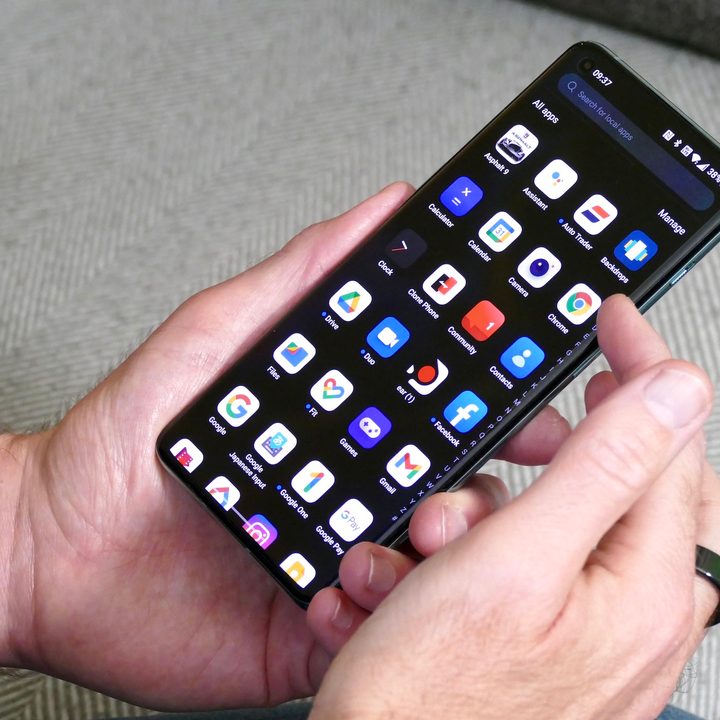 OnePlus 10 Pro apps screen.