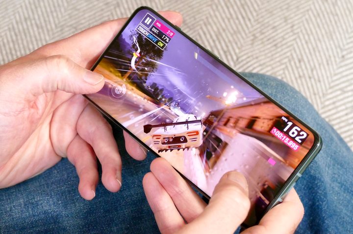 Playing Asphalt 9: Legends on the OnePlus 10 Pro.