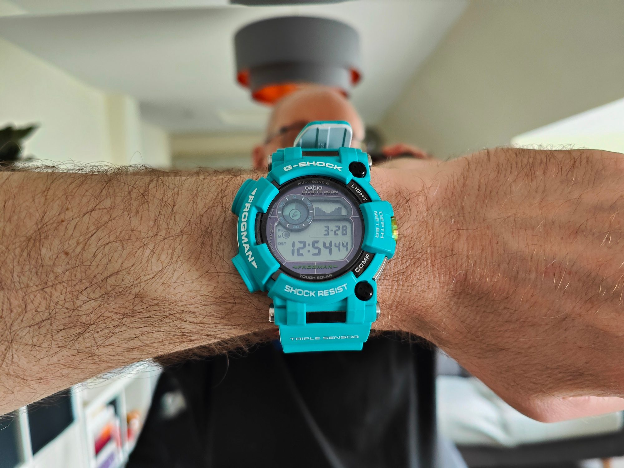 Oppo Find X5 Pro photo of a watch.