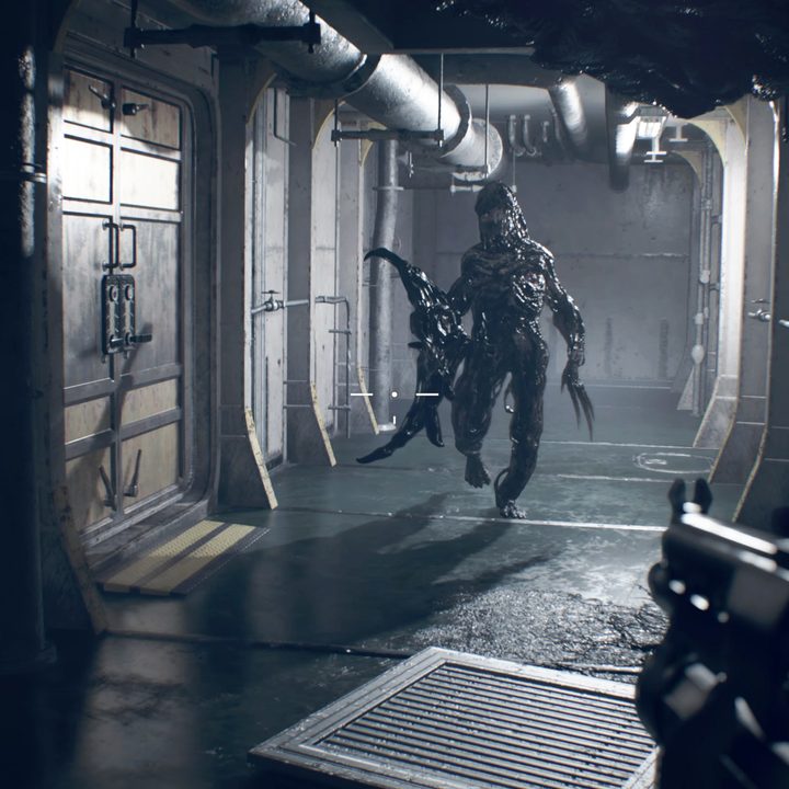 Ethan Winters sees an enemy in the next-gen version of Resident Evil 7: Biohazard.