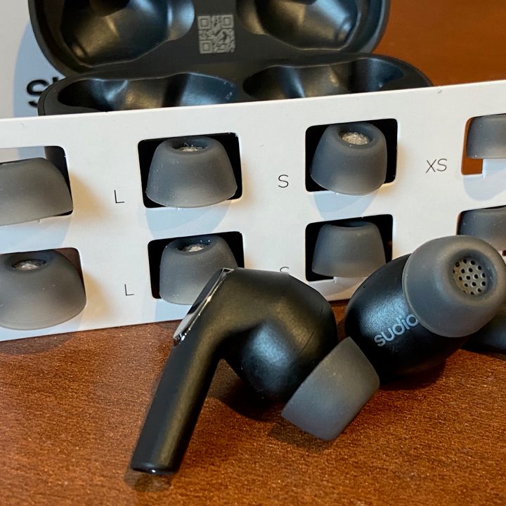 Sudio E2 wireless earbuds and the included extra ear tips.