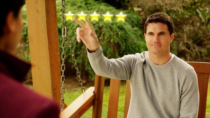 Nathan giving Nora five stars in a scene from Upload on Amazon Prime.