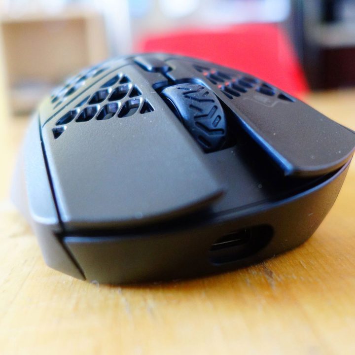 The Aerox 9 Wireless' switches are shown close up.