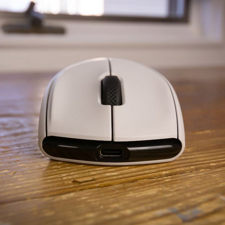 Alienware Tri-Mode Wireless Gaming Mouse plug-in port.
