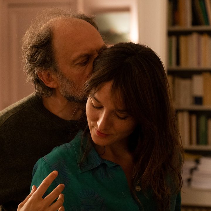 Daniel kisses the back of Anaïs' head in Anaïs in Love.