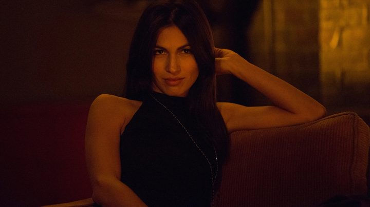 Elektra suddenly appearing in Matt's apartment in Daredevil season 2.