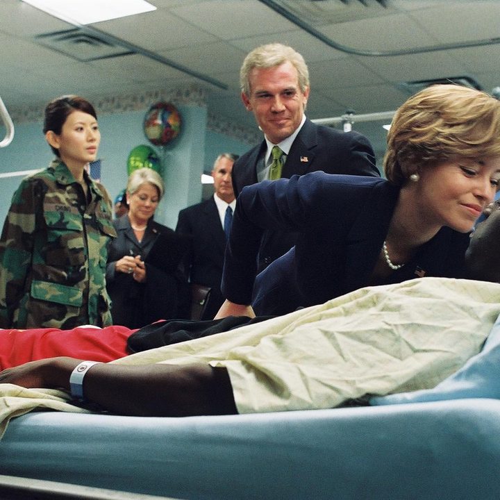 Elizabeth Banks and Josh Brolin in a hospital in W.
