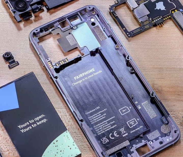 Fairphone disassembled into its various parts.