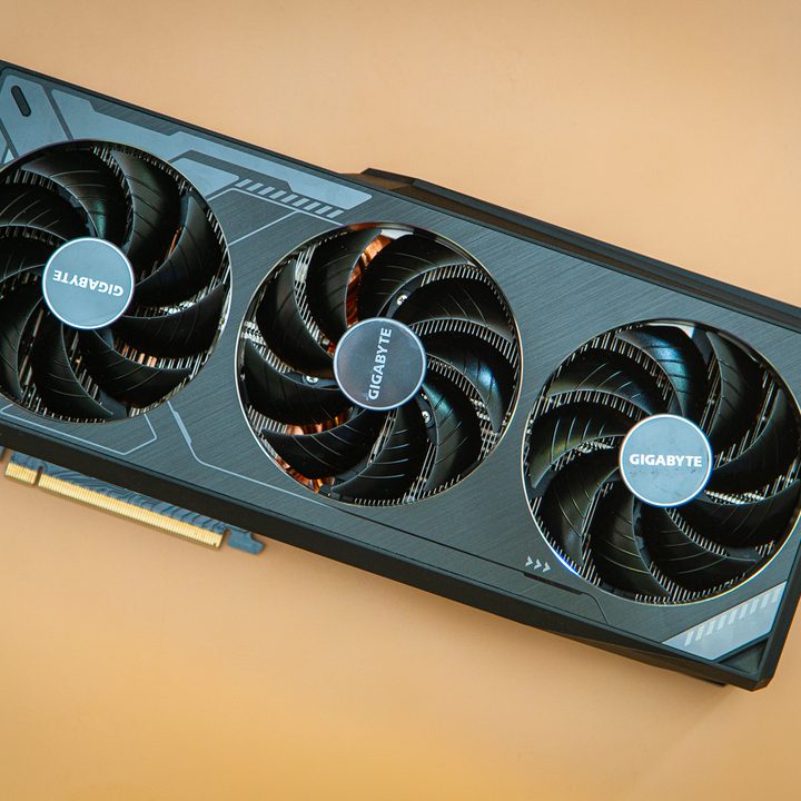 Gigabyte GeForce RTX 3090 Ti Gaming OC on an orange background.