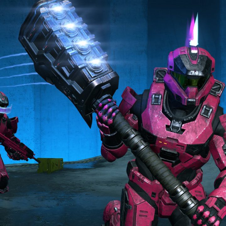 A Spartan wields a gravity hammer in Halo Infinite.