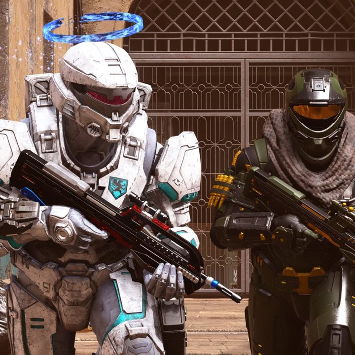 Two Spartans run into battle in Halo Infinite.